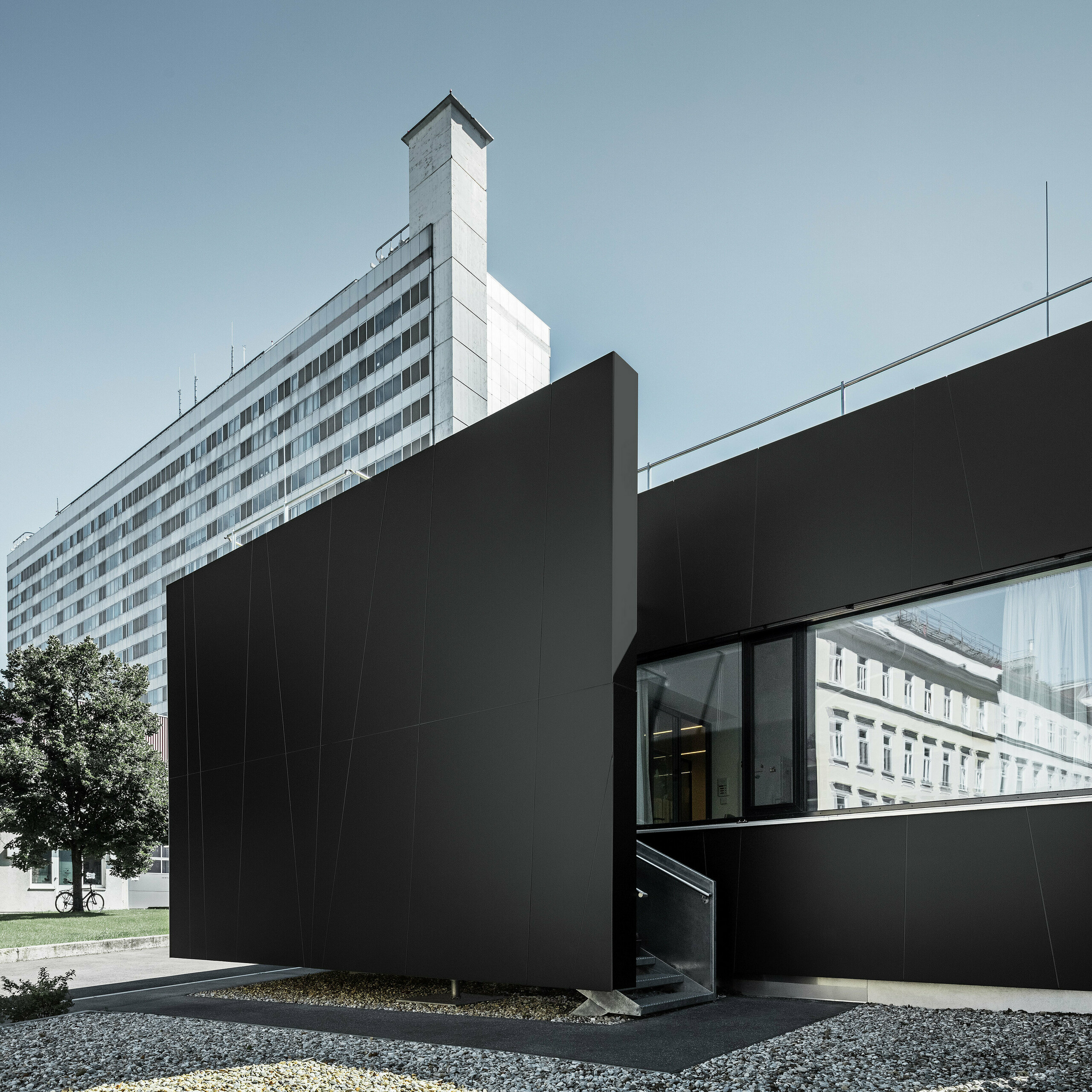 The frontal view of the Central A&E Department at the Landstraße Clinic on Juchgasse, Vienna, was clad with black grey PREFABOND aluminium composite panels.