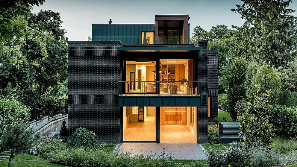 A modern villa in Budapest featuring a PREFA PREFALZ aluminium façade combined with clinker brickwork, exemplifying exceptional architecture within the PREFARENZEN range.