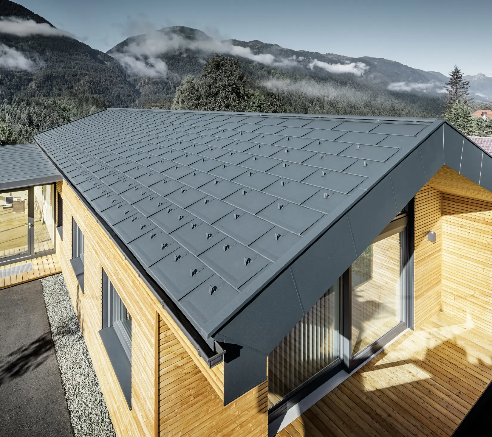 New office building of Holzbau Faltheiner with a larch wood façade, large windows and a PREFA roof in anthracite.