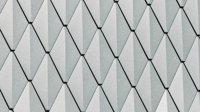 Trapezgaube eines Einfamilienhauses in Mechernich, verkleidet mit kleinen PREFA Dachrauten in P.10 Anthrazit. Das Dach ist mit PREFA Dachschindeln DS.19 in derselben Farbe gedeckt. Die hochwertige Aluminiumverkleidung sorgt für Wetterbeständigkeit und eine moderne, ästhetische Optik.