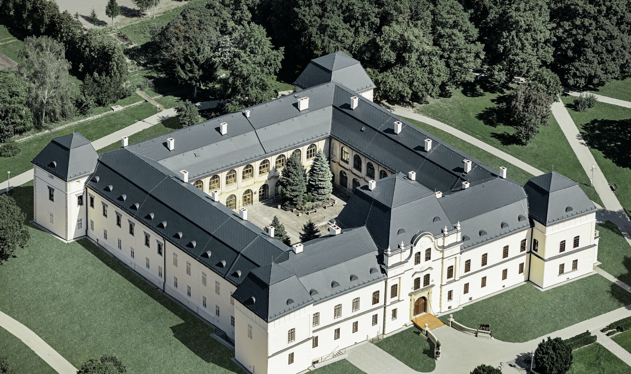 Built in the Renaissance style, Humenné Castle has been newly covered with PREFA roof tiles in anthracite