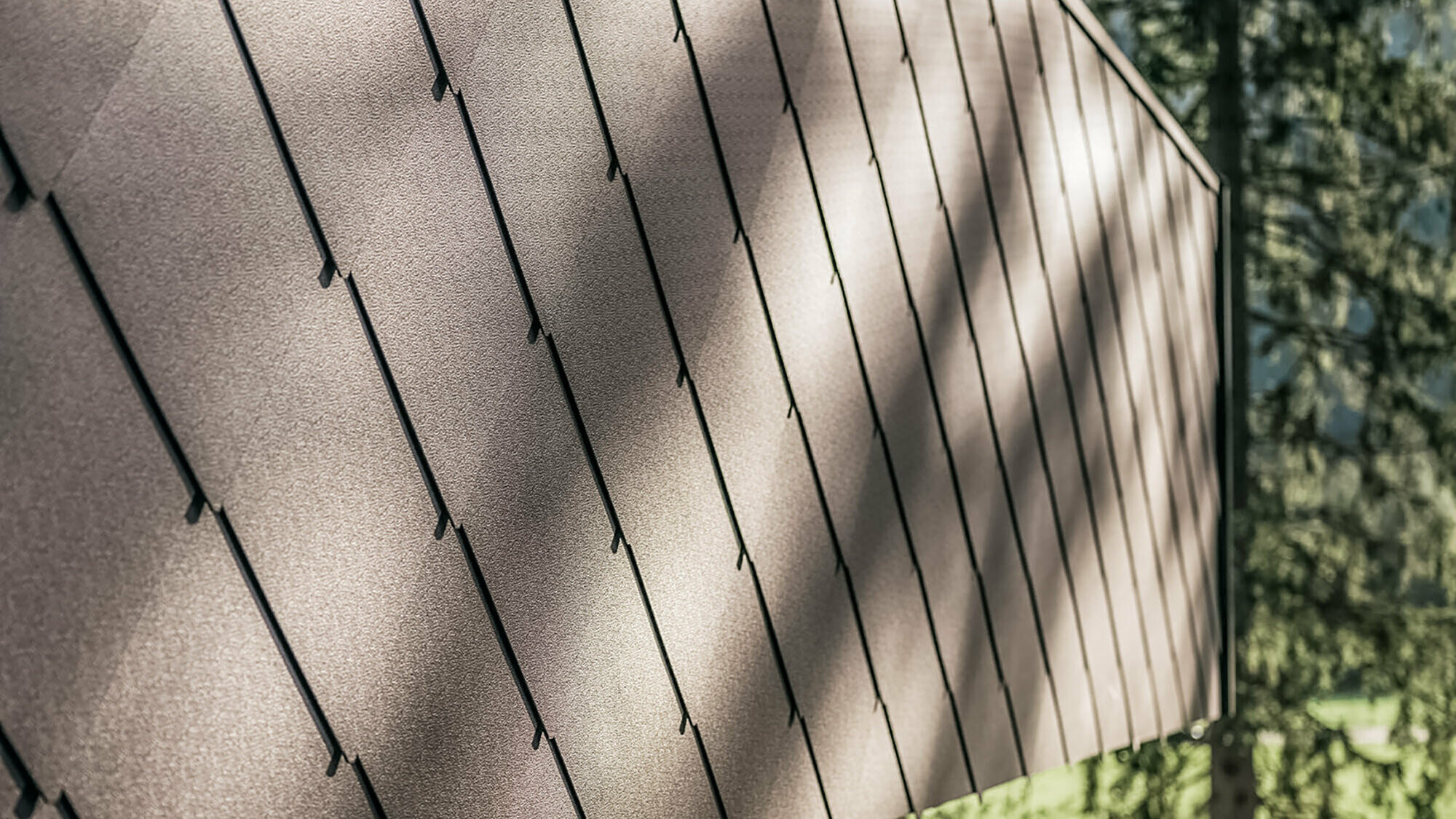 Long side of the holiday home - close-up of the smooth aluminium rhombuses.