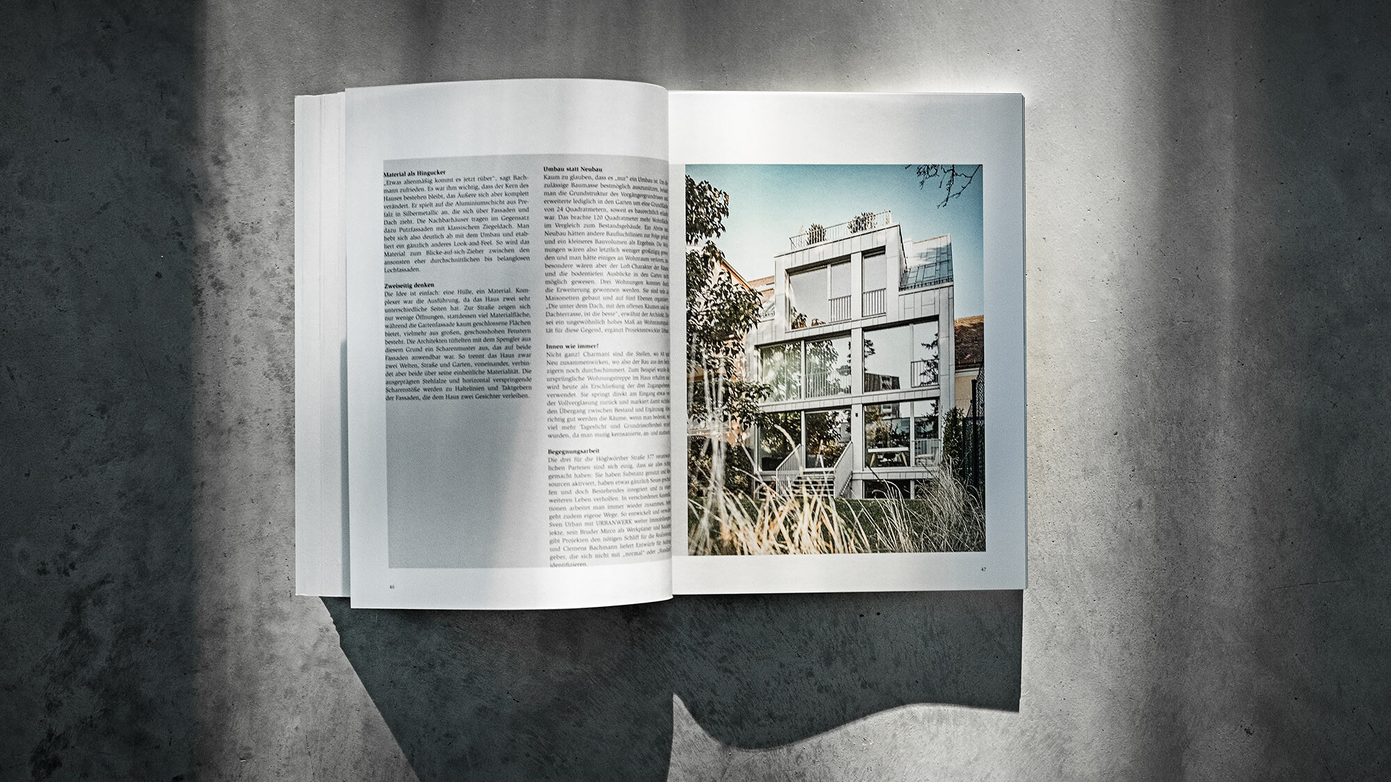 The open PREFARENZEN book 2024 with an article on the terraced house Höglwörther Straße by CBA before a grey background.