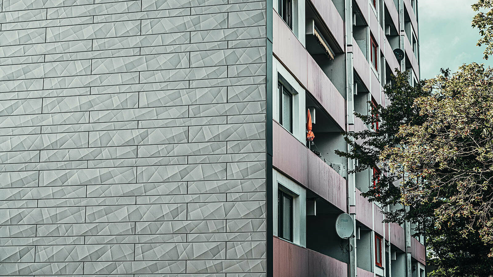 The picture shows the renovated front side with the PREFA Siding X aluminium façade.