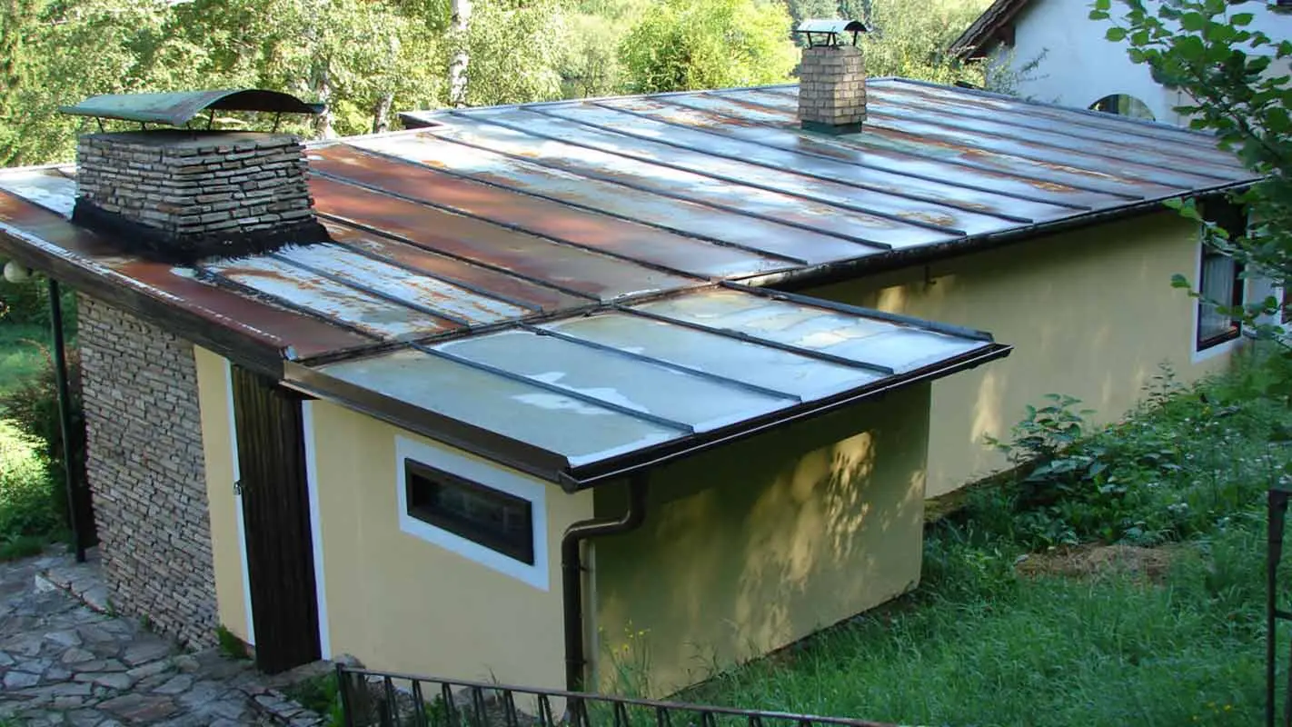 Rusty summer house roof before renovation with PREFA Prefalz