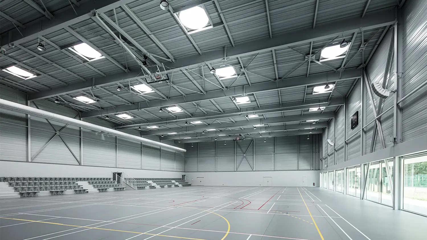Interior view of the hall with a view of the playing field and the seating area.