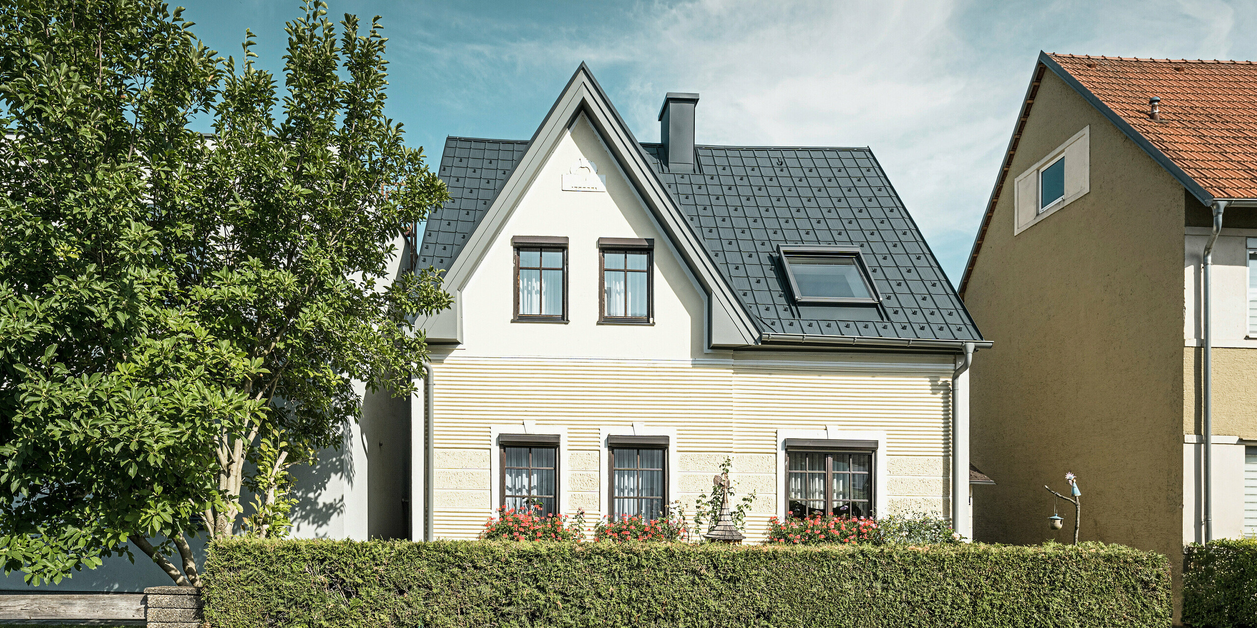 Detached house in St. Valentin with PREFA roof tiles in anthracite and a PREFA roof drainage system in light grey