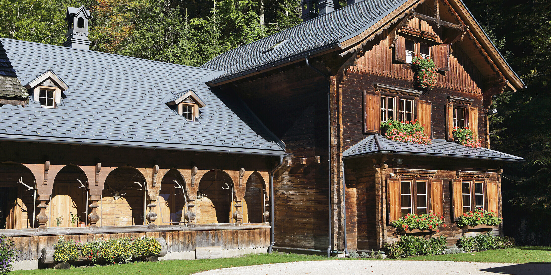 rustic hunting lodge, Rothschildhaus, renovated with PREFA roof shingles in P.10 anthracite