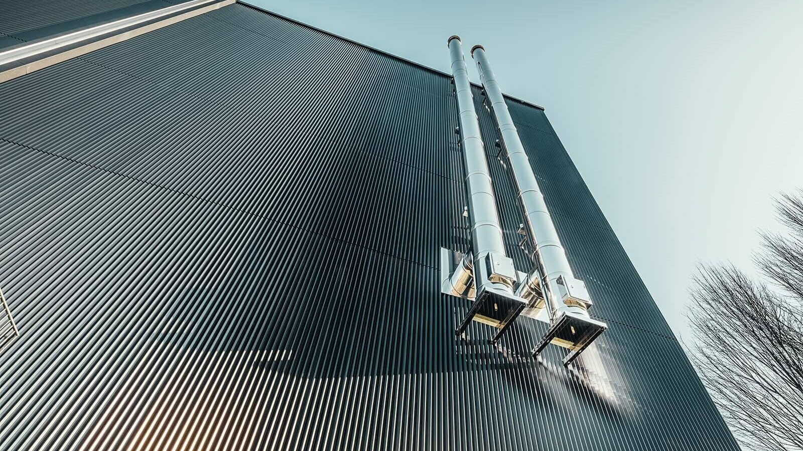 Worm´s eye view of the Amann coffee building, which shows the zig-zag design in detail. Serrated profile in the colour black was used, to protect the building.