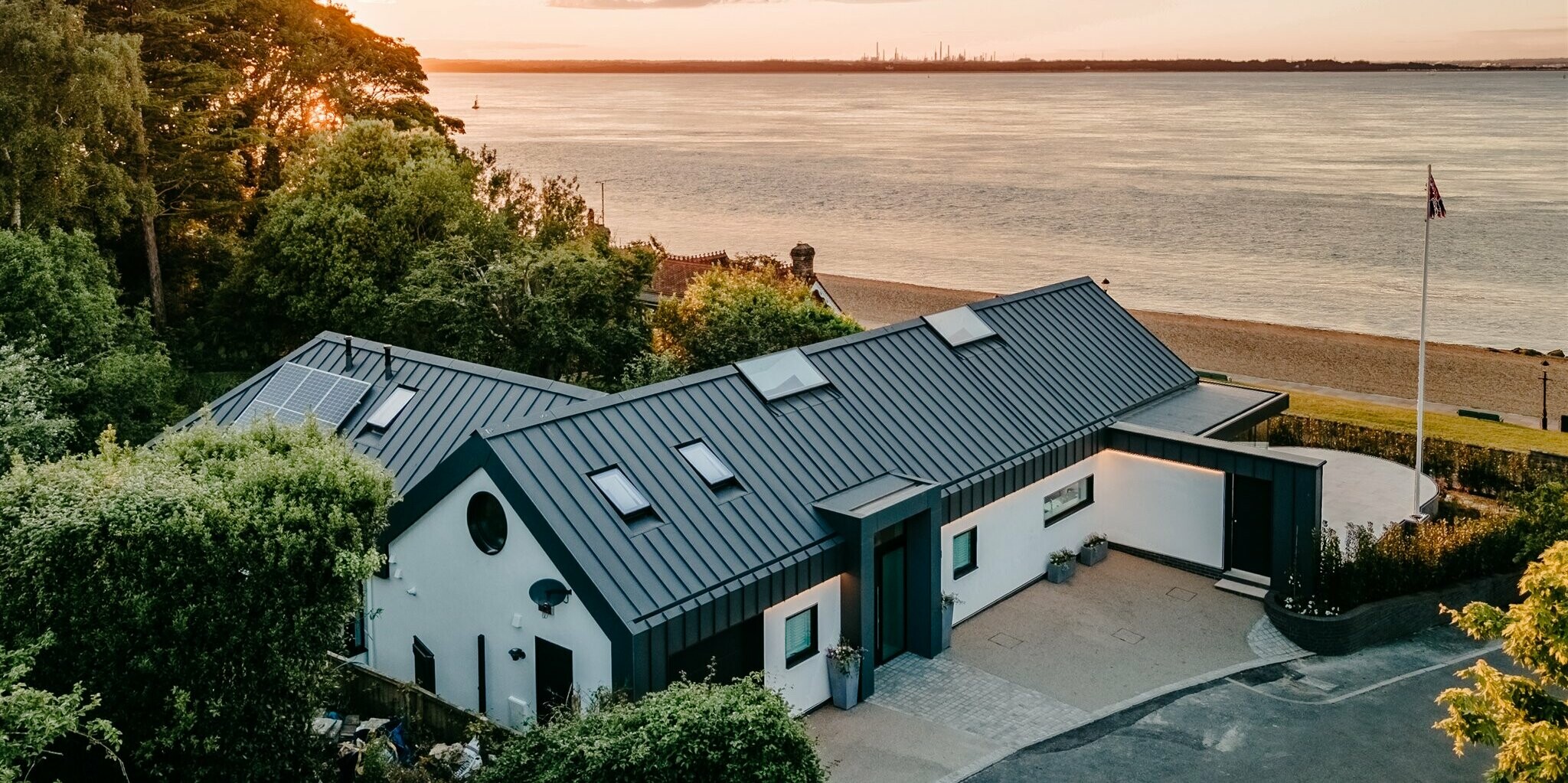 Bungalow on Isle of Wight from birds eye view to the sea, roofed with PREFA PREFALZ in P.10 dark grey.