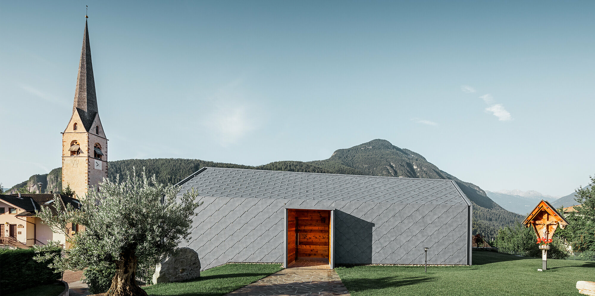 Rhomboid roof and façade tile 44 × 44 in stone appearance at a beauty salon in Livo, Italy