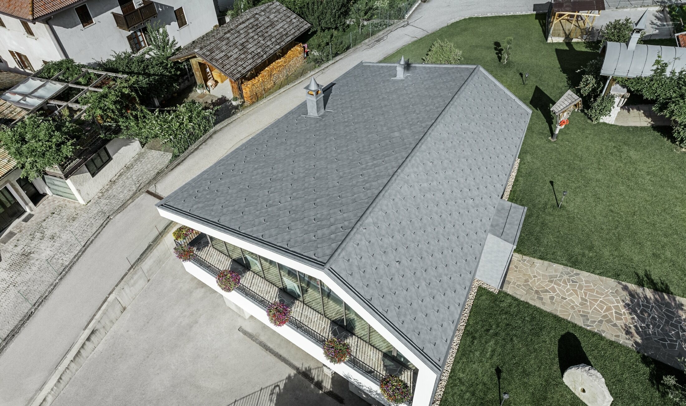 Aerial view of the beauty salon in Livo with a gabled roof covered with the PREFA aluminium rhomboid tiles in stone grey