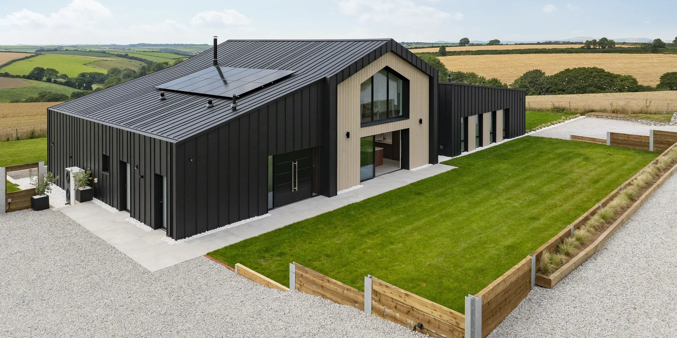 With its clear design and elegant PREFALZ standing seam roofing, the detached house ‘The Hide’ in Cornwall blends perfectly into the idyllic landscape. The anthracite-coloured aluminium surfaces form a striking contrast to the surrounding fields and emphasise the modern architecture.