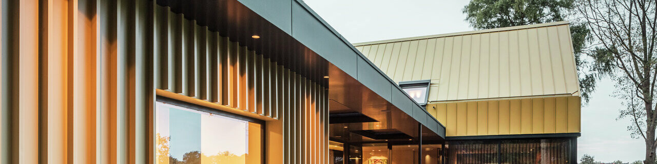 View of the veranda of the house with garden furnishings. The building was re-roofed with Prefalz and Falzonal in the colours savannah beige and anthracite.