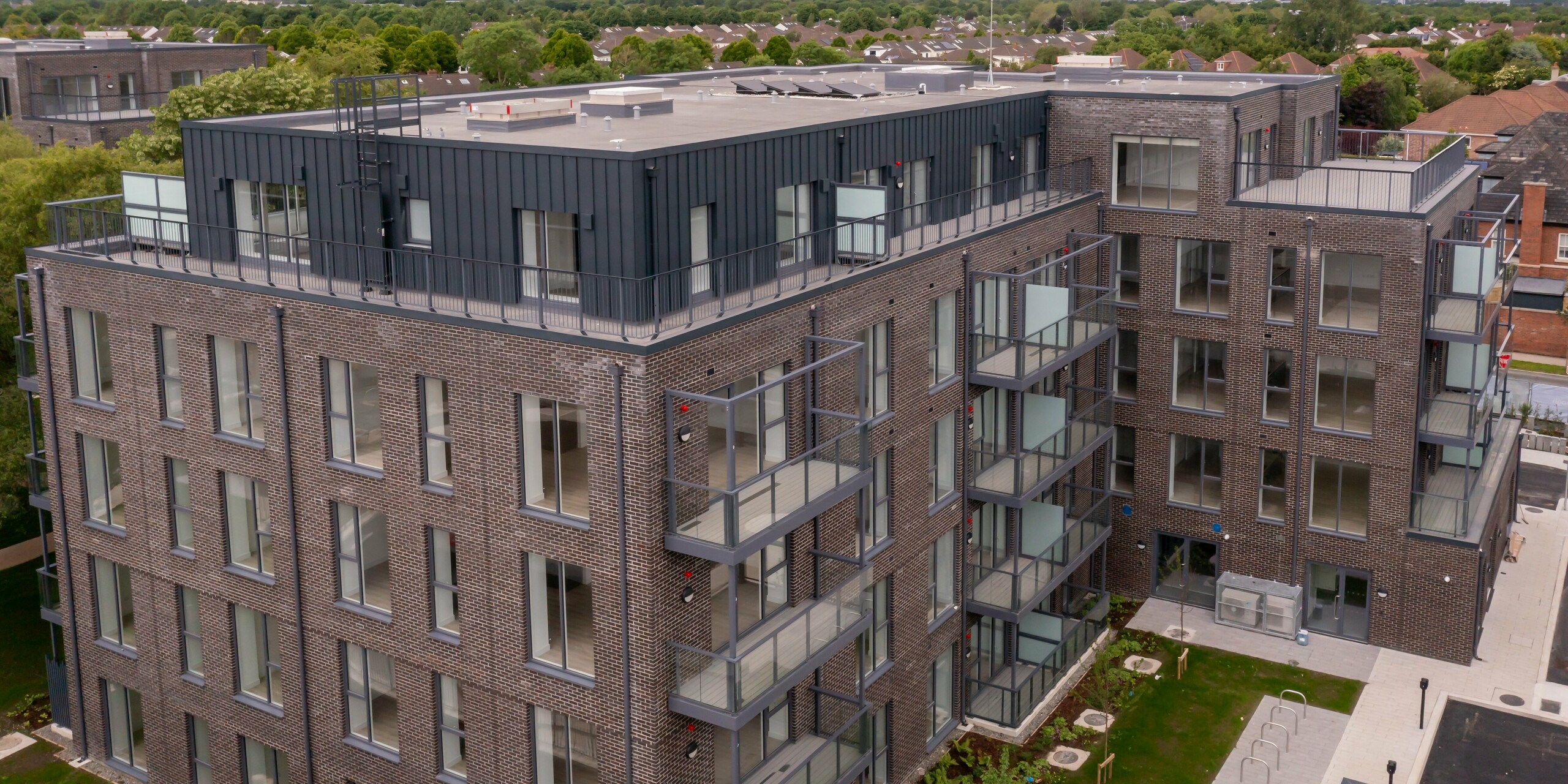 A bird's eye view of the Balroy Hall residential complex in Dublin. The PREFALZ aluminium cladding in anthracite (P.10) covers 800 m² of the façade. A high-quality combination of modern design, durable aluminium and traditional brick architecture.