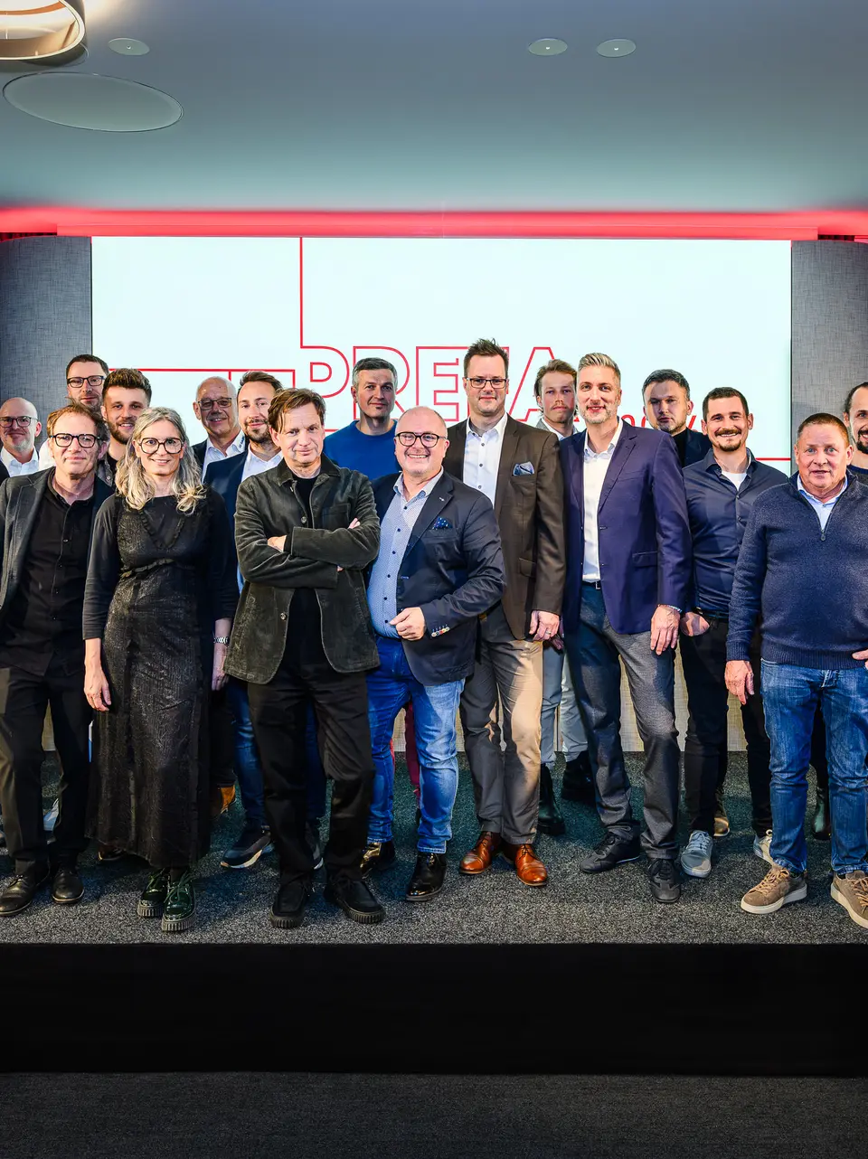 Gruppenfoto der Architekt:innen, Planer:innen und Verarbeiter:innen auf der Bühne der PREFARENZEN Präsentation 2026 im k47.wien – ein starkes Symbol für Gemeinschaft, Kreativität und zukunftsweisende Architektur. Vor dem leuchtenden PREFARENZEN-Logo stehen die Gestalter:innen hinter den beeindruckenden Projekten mit PREFA Aluminium. Die Szene spiegelt Stolz, Innovation und Zusammenarbeit wider. PREFA Produkte bieten langlebige, witterungsbeständige Lösungen mit ästhetischem Anspruch – ideal für moderne Architekturkonzepte. Ein inspirierender Abend voller Austausch, Visionen und starken Partnerschaften.