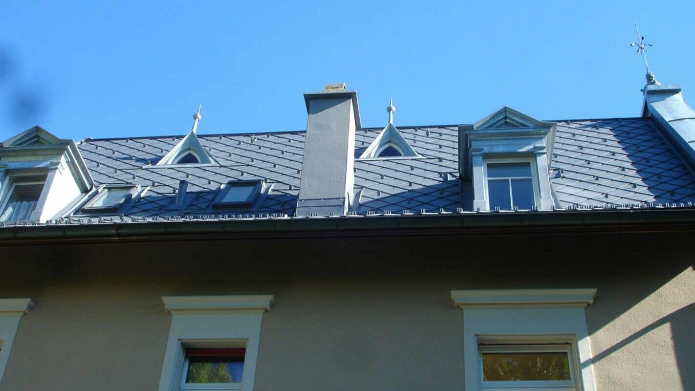 Roof with charming dormers – roof renovation with PREFA rhomboid roof tiles