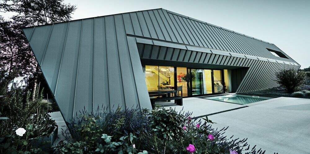 Modern detached home with Prefalz roof and façade cladding in two different shades of grey