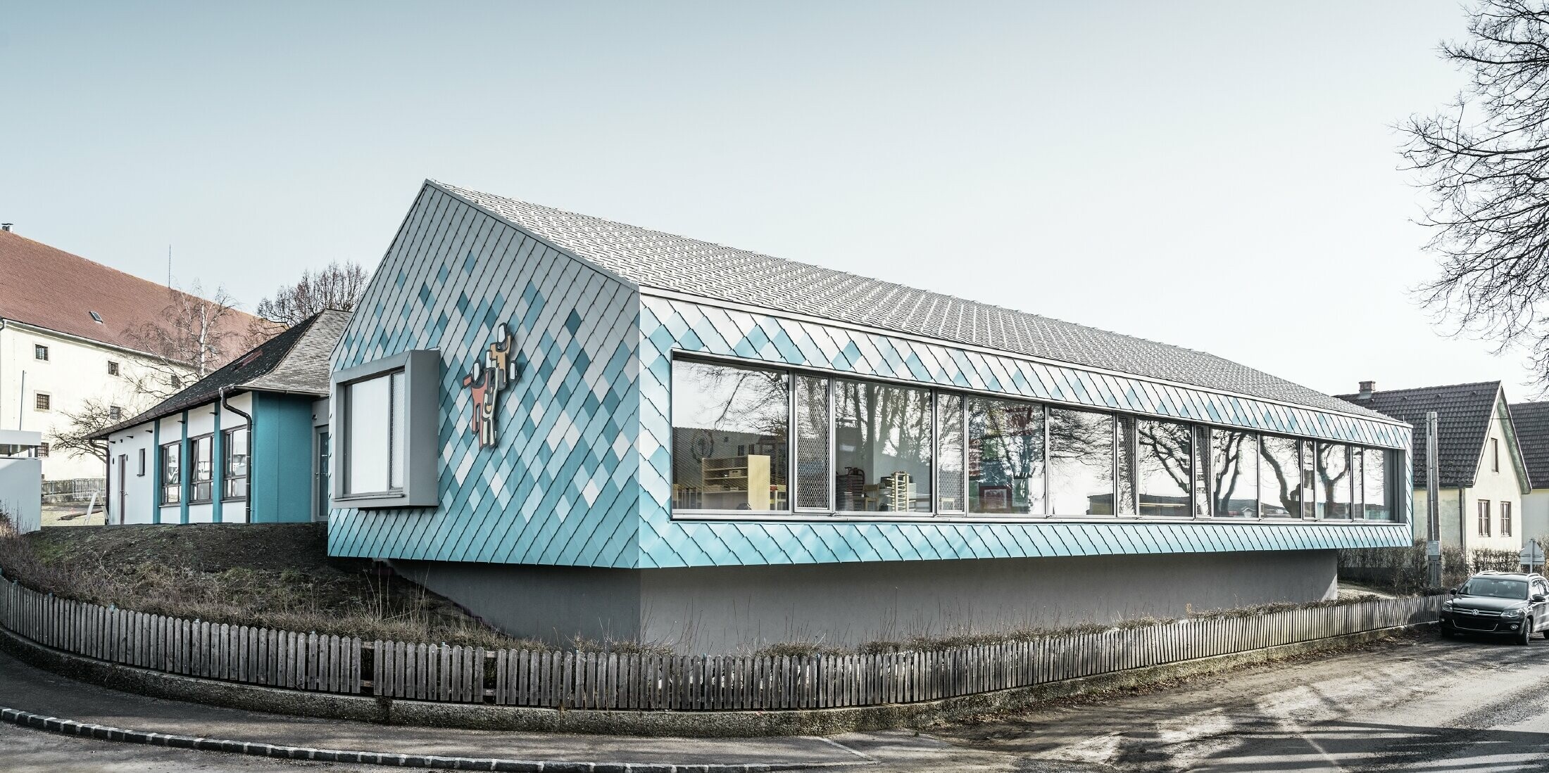 For the façade design of the kindergarten, the PREFA aluminium rhomboid façade tile 29 was chosen in the colours pure white, light blue and turquoise. These wereinstalled in a colour gradient (white on top and blue below).