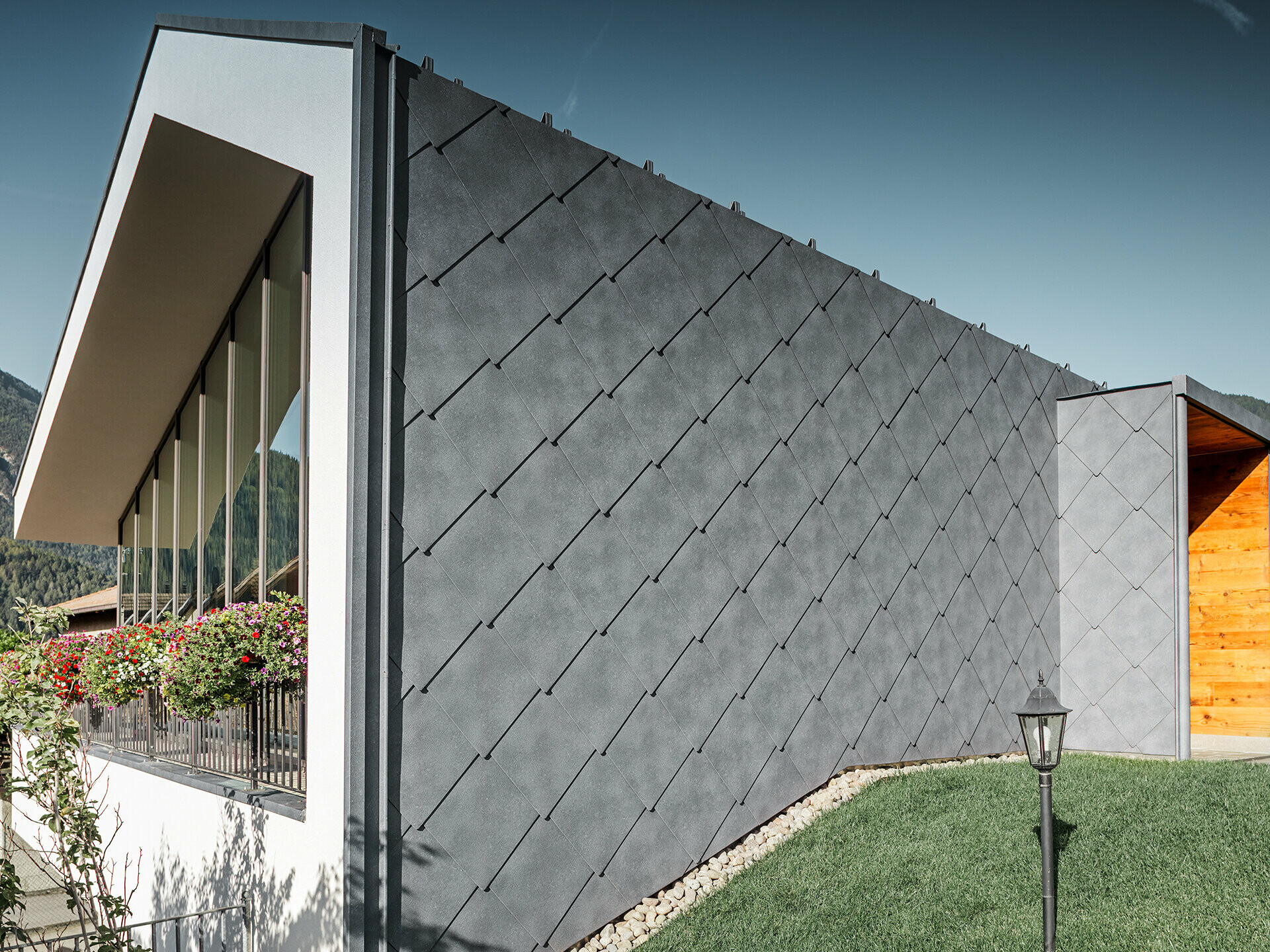 Rhomboid roof and façade tile 44 × 44 in stone appearance at a beauty salon in Livo, Italy