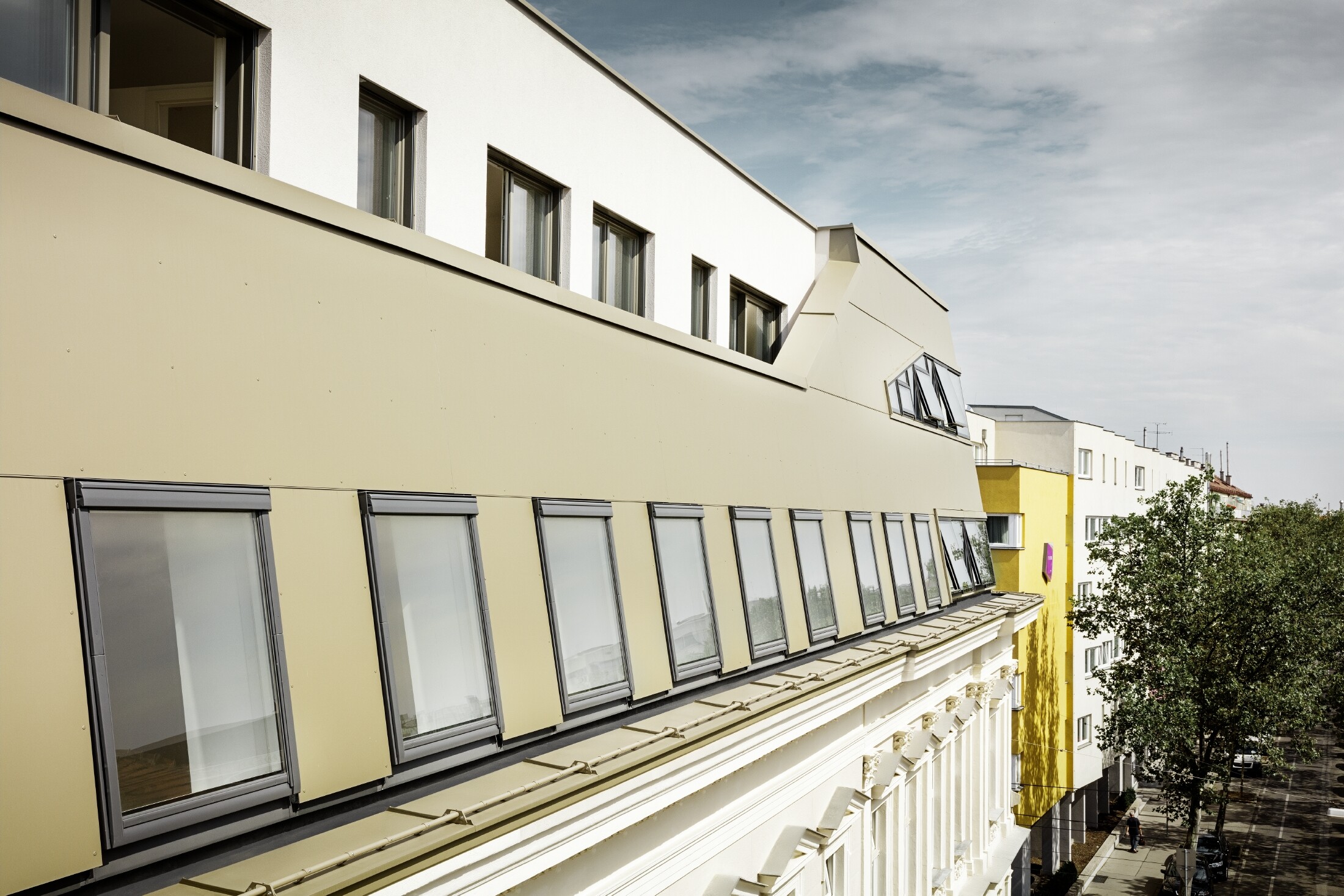 Roof extension in the Schloßhofer Straße in Vienna with PREFA aluminium composite panels in bronze