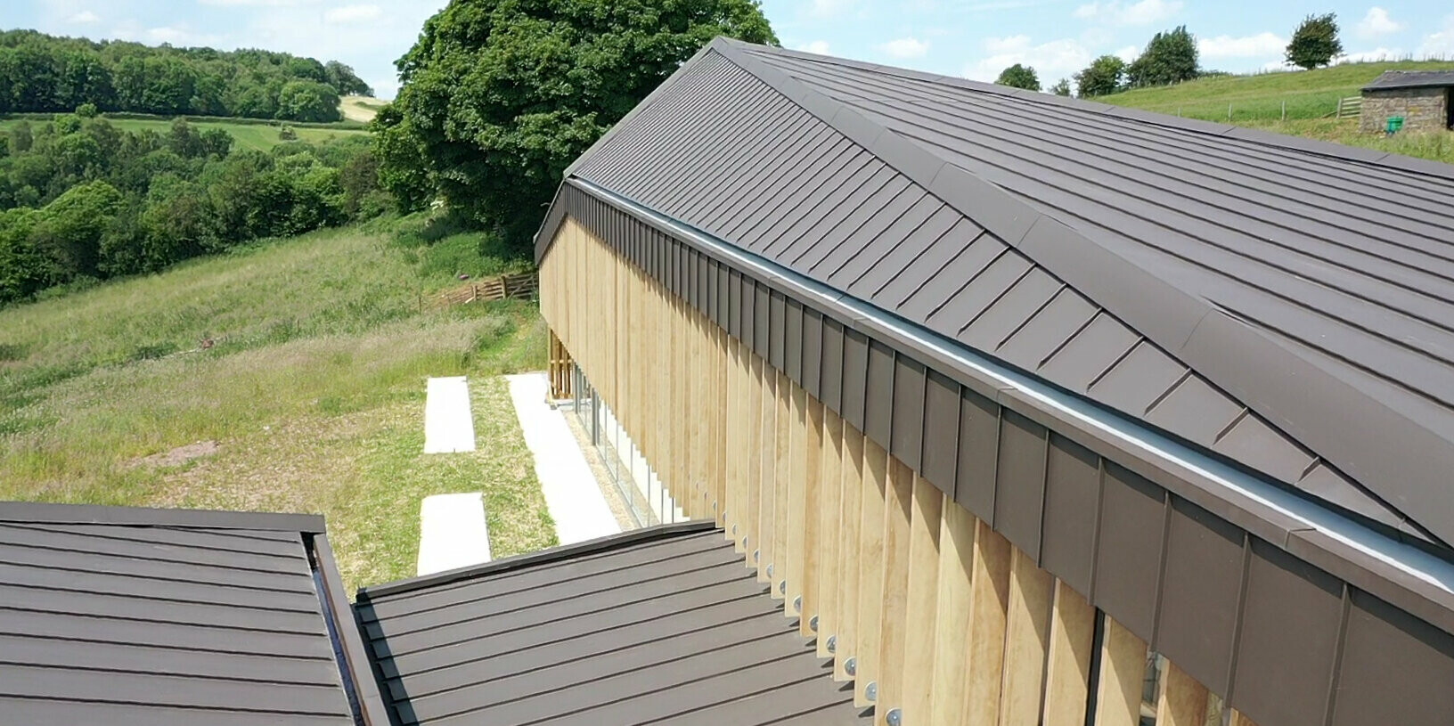 PREFALZ in P.10 Brown on a longhouse with special roof shape in Derbyshire