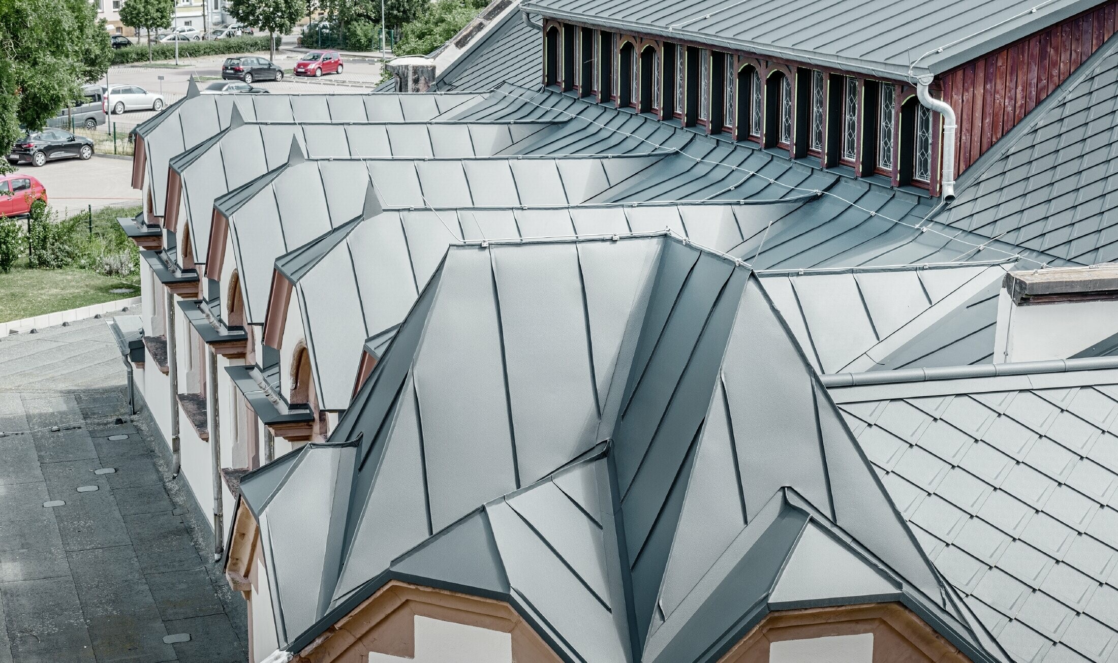 Newly renovated gym at Lutherstadt school in Wittenberg (Germany) with a PREFA aluminium roof, rhomboid roof tiles and Prefalz in anthracite