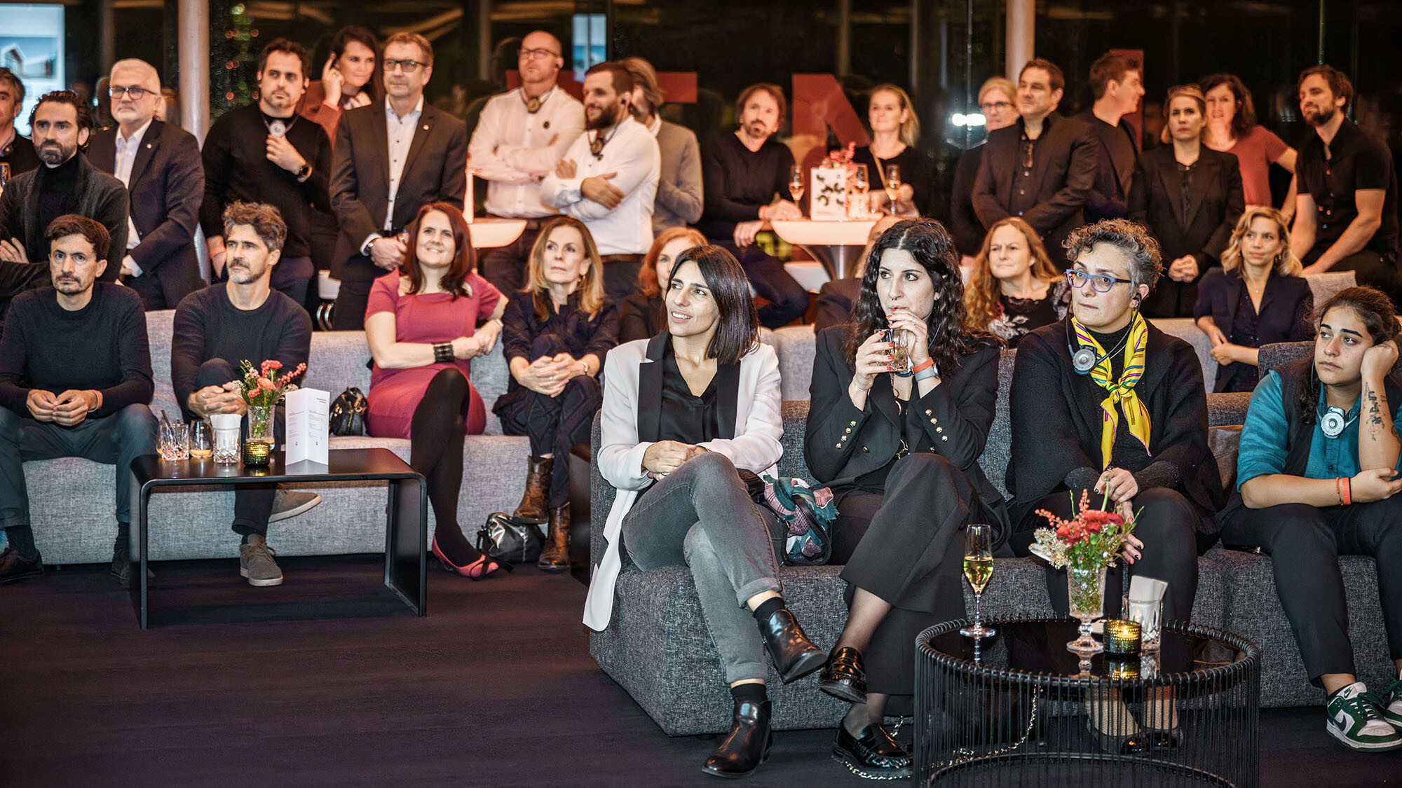 A photo of the guests attending the PREFARENZEN event 2024, some of which are standing, while others are sitting on the sofas.