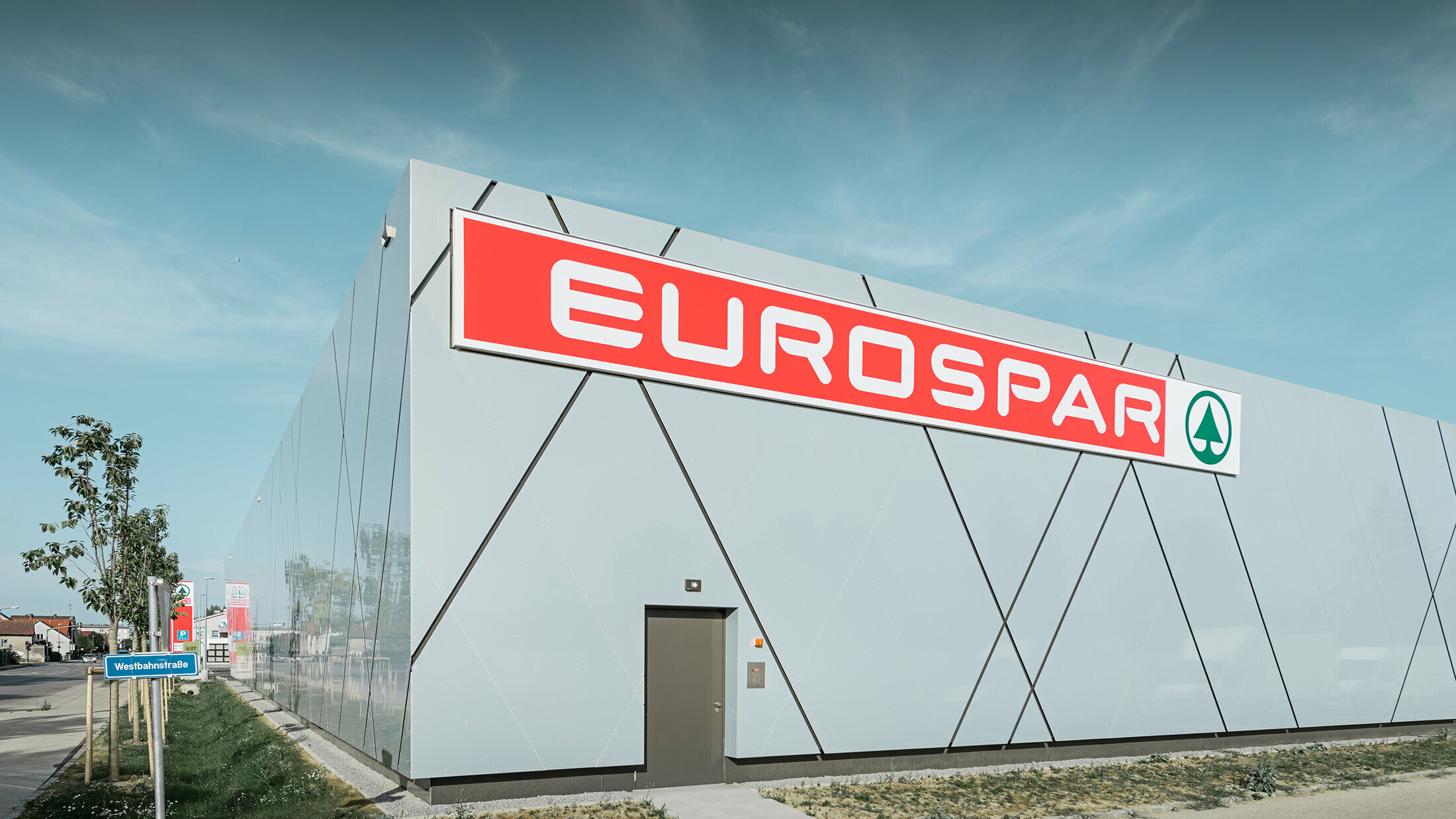 Back of the new Eurospar branch in Wels. The façade was clad with aluminium composite panels from PREFA in the unique colour silver gold.