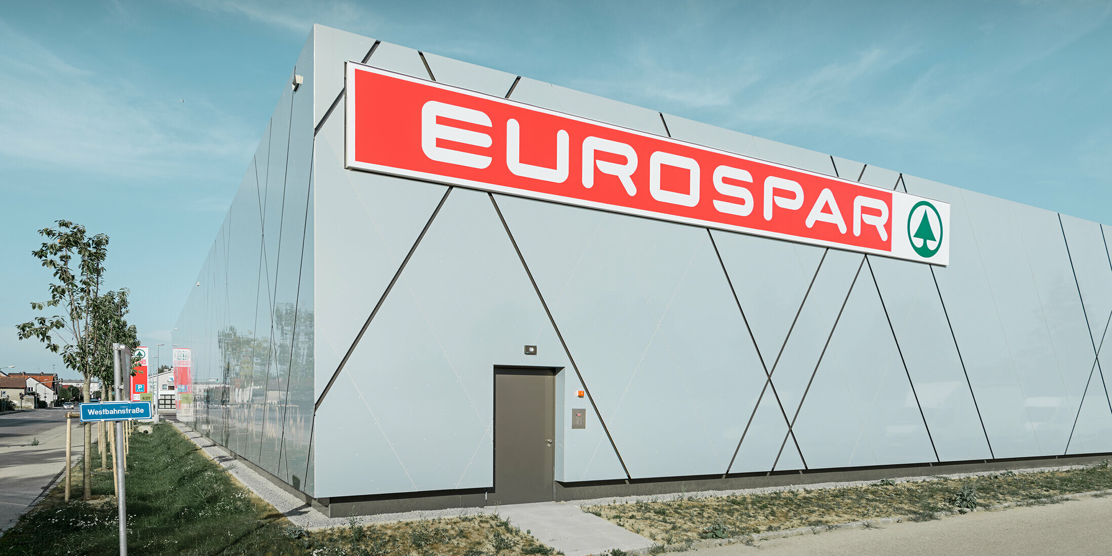 Back of the new Eurospar branch in Wels. The façade was clad with aluminium composite panels from PREFA in the unique colour silver gold.