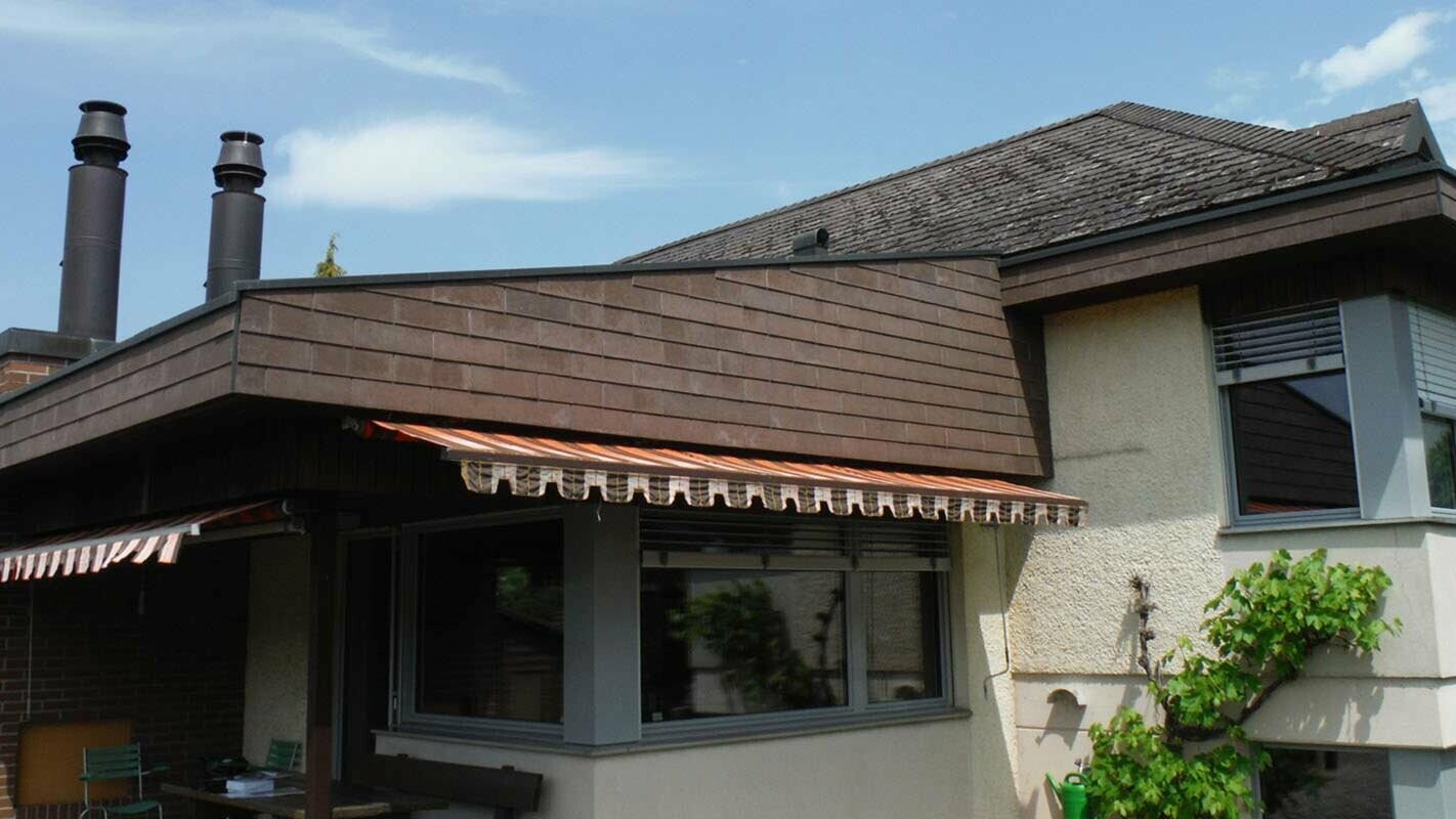 Detached house with a conservatory and annexe before roof renovation with PREFA roof tiles