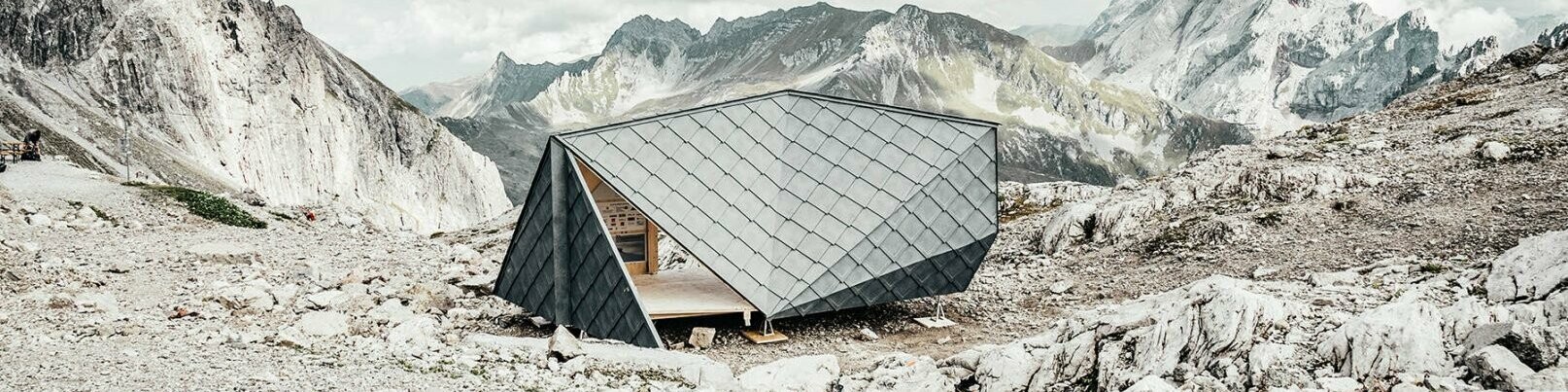  In the middle is the Wisswak hut, which blends harmoniously into the mountain panorama in the background.