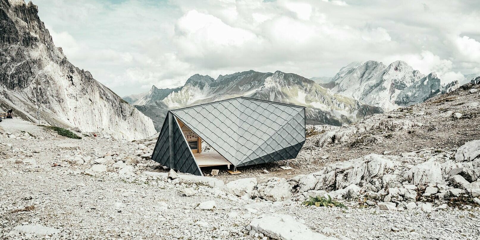  In the middle is the Wisswak hut, which blends harmoniously into the mountain panorama in the background.