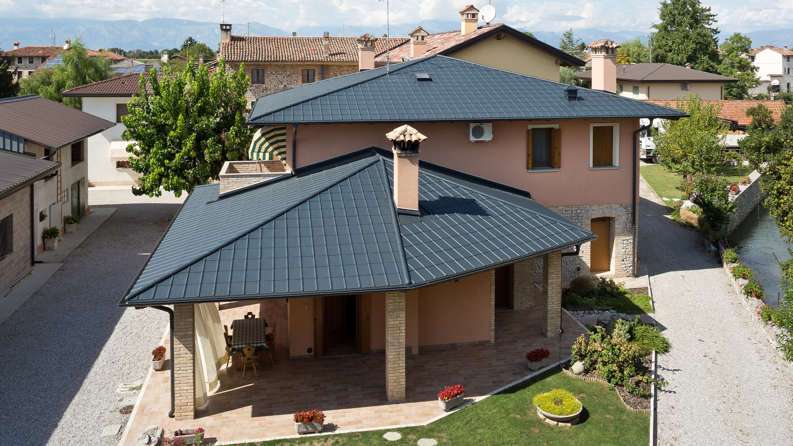 Italian villa with typical pavilion roof with PREFA roof tiles in P.10 anthracite