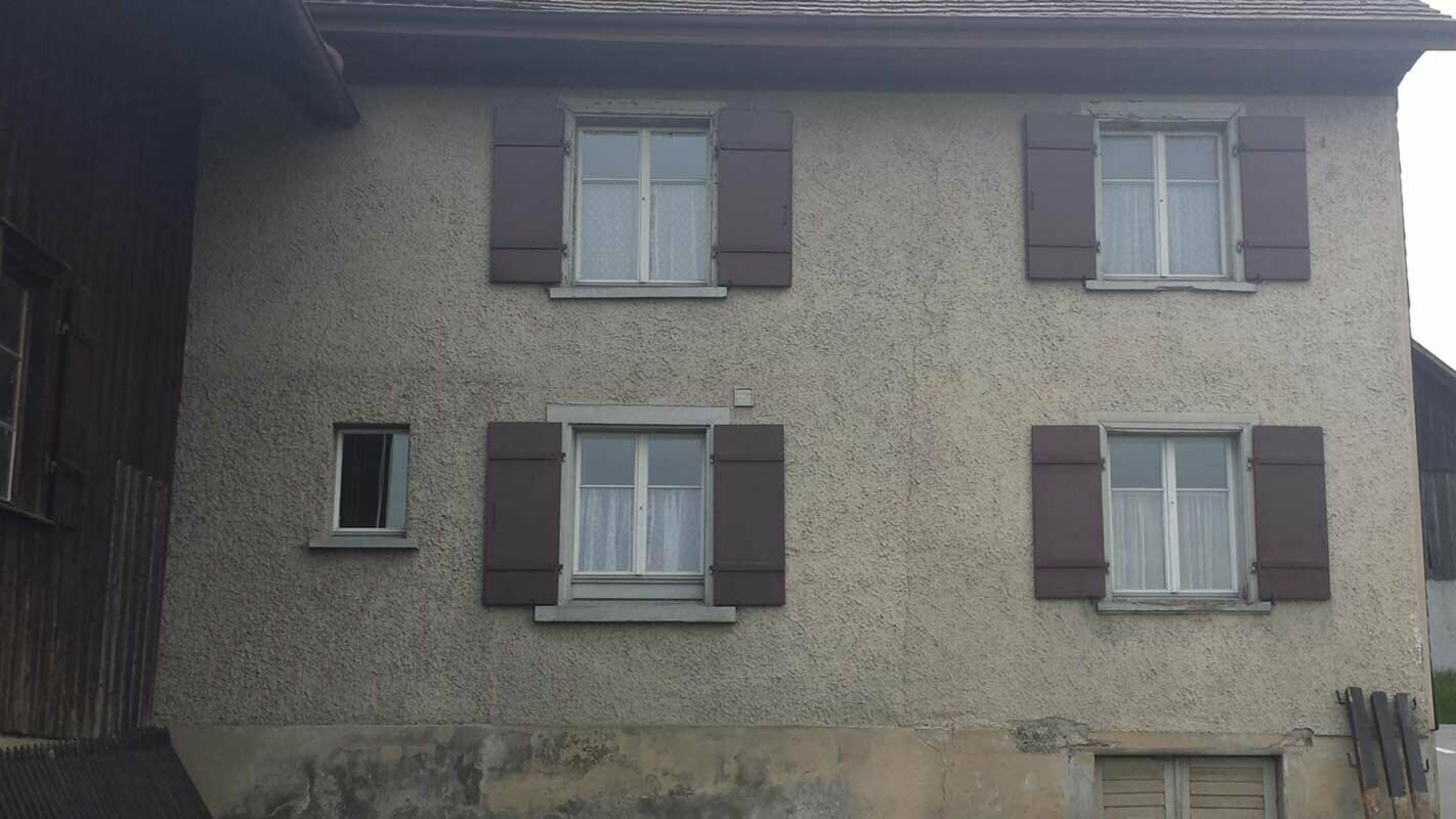 House before renovation of façade with PREFA rhomboid façade tiles, windows with red shutters
