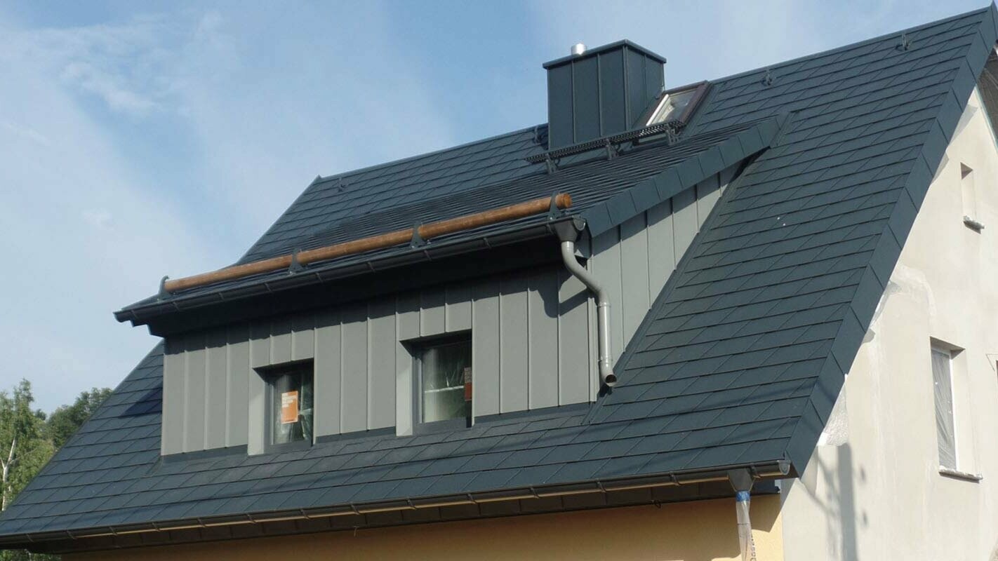 Property with an eyebrow dormer before renovation with PREFA shingles