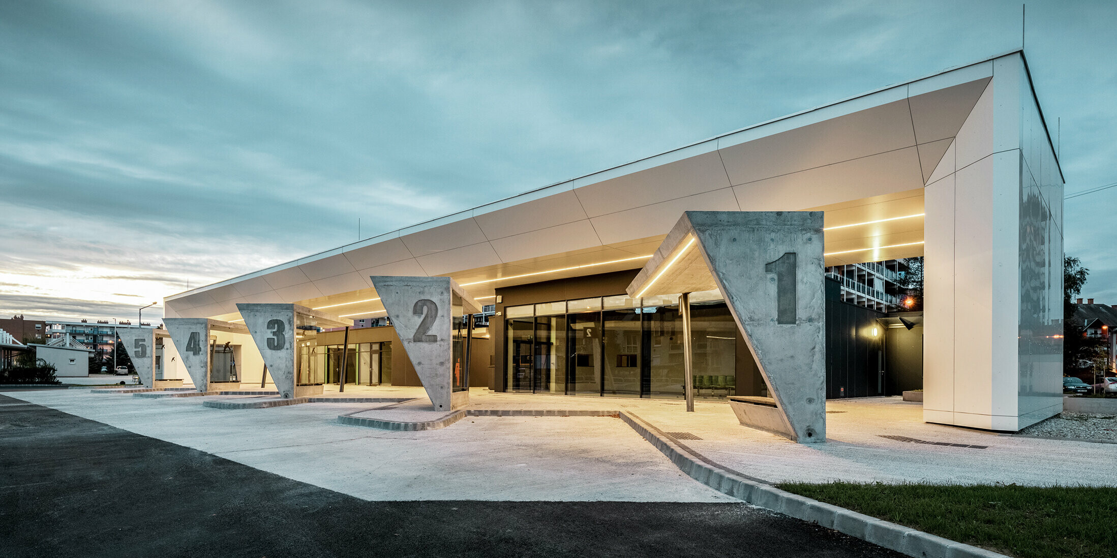 Modern bus station in Lenti, soffits are clad with PREFABOND aluminium composite panels in pure white
