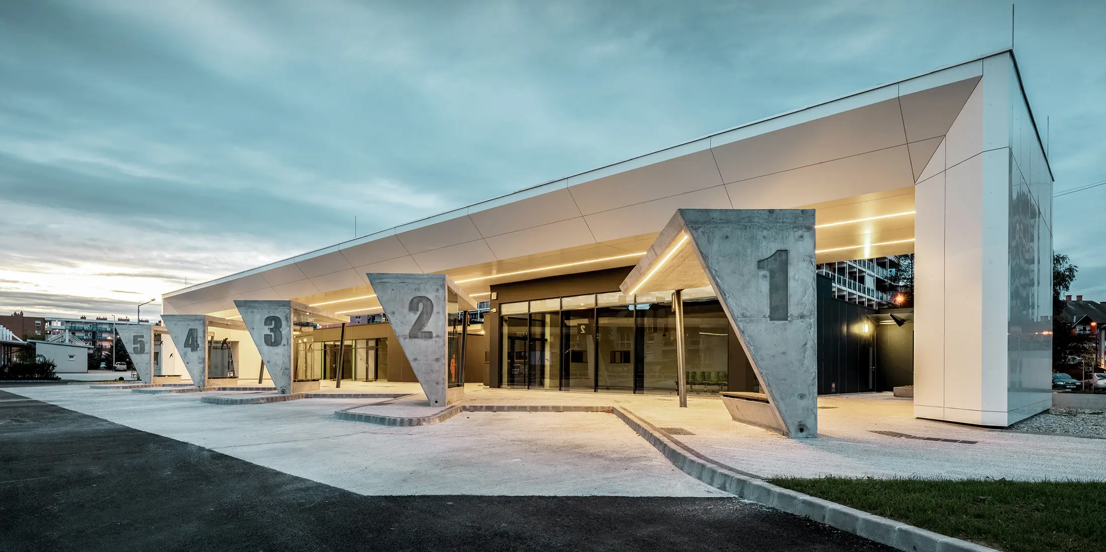 Modern bus station in Lenti, soffits are clad with PREFABOND aluminium composite panels in pure white