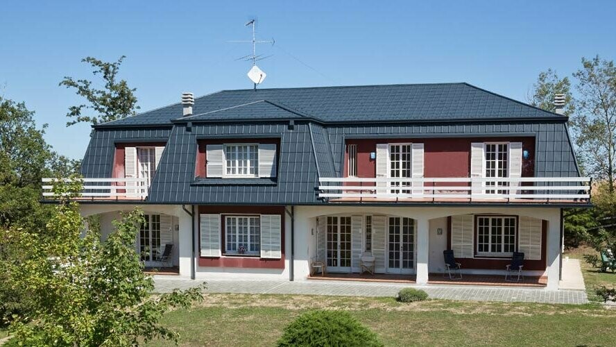 PREFA aluminium roof tiles in anthracite adorn the roof of this villa in Italy