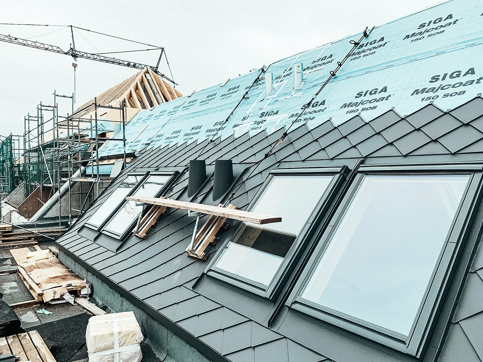 You can see the roof during renovation. Here the PREFA rhomboid façade tiles 29x29 in P.10 dark grey are being laid.