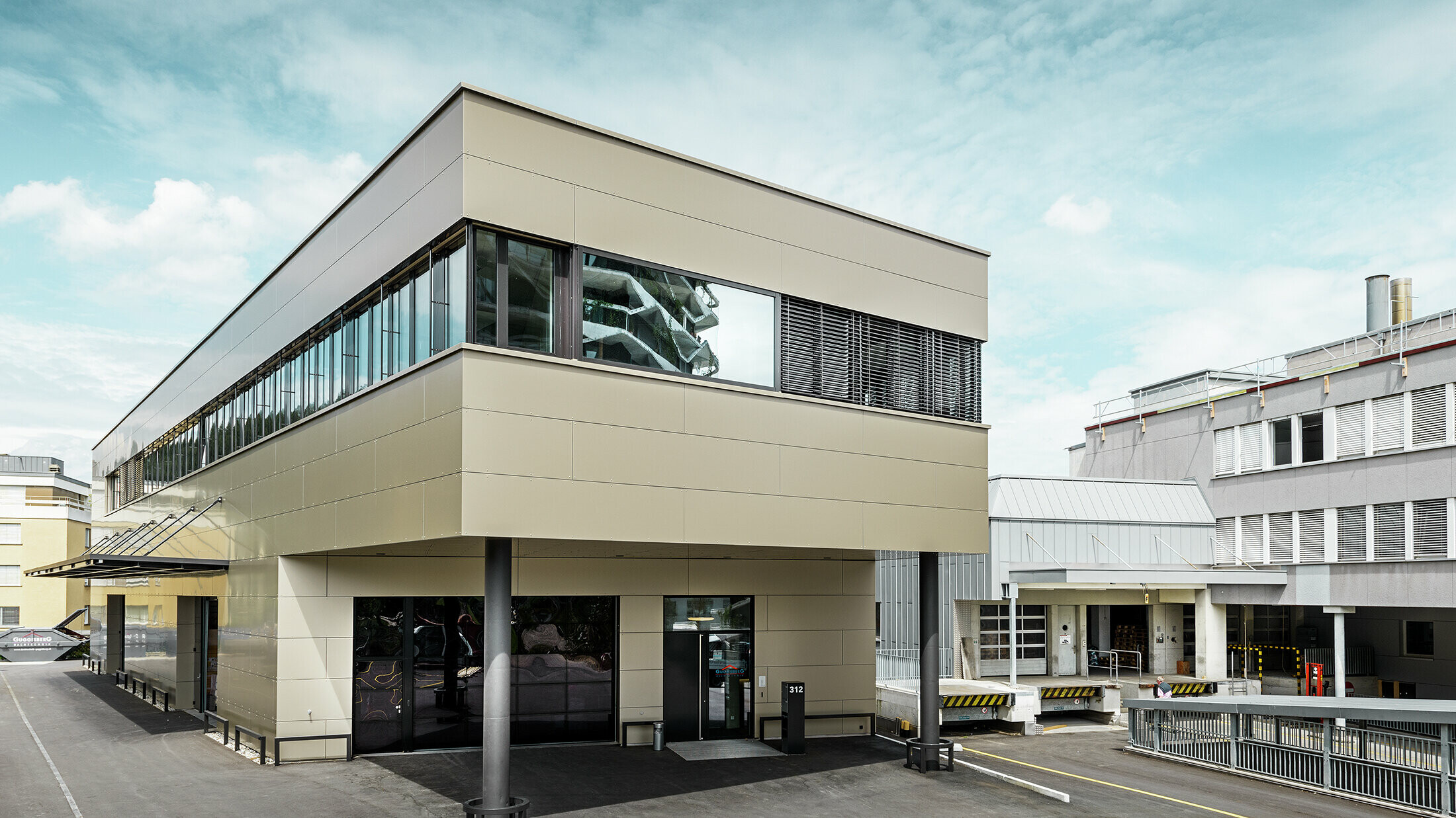 Modern extension with workshop and office of Guggisberg Dachtechnik with PREFA aluminium composite panels in bronze