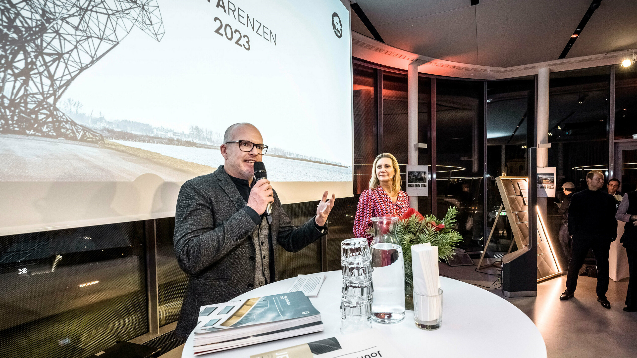 Jürgen Jungmair and moderator Angelika Niedetzky during the presentation of the PREFARENZEN 2023.