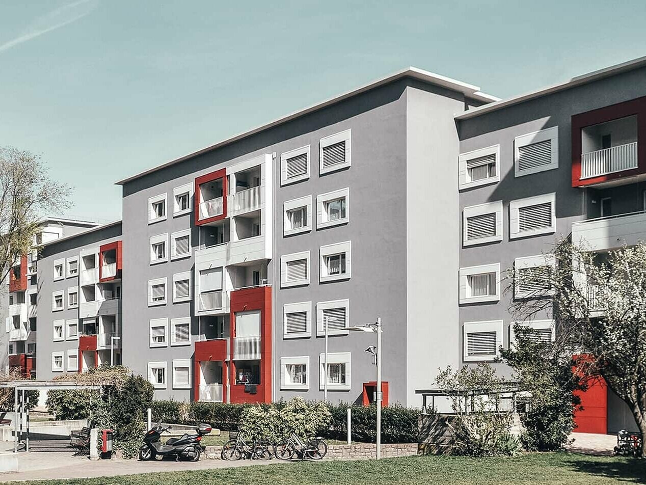 Residential building with the Prefalz façade system from PREFA in the colours Oxydro red and Prefa white