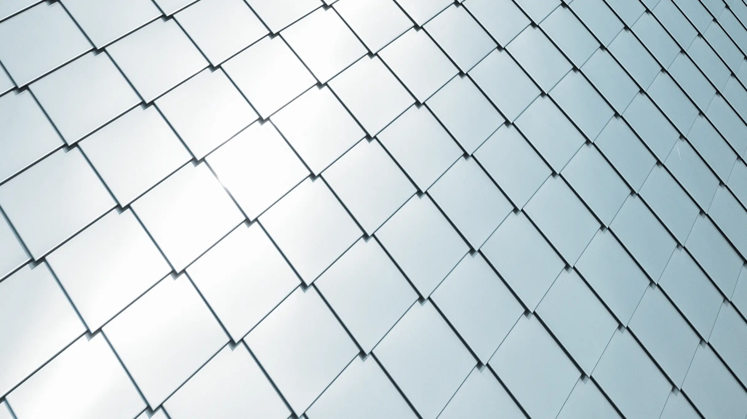 PREFA rhomboid façade tile 20 × 20installed, detailed view in plain aluminium