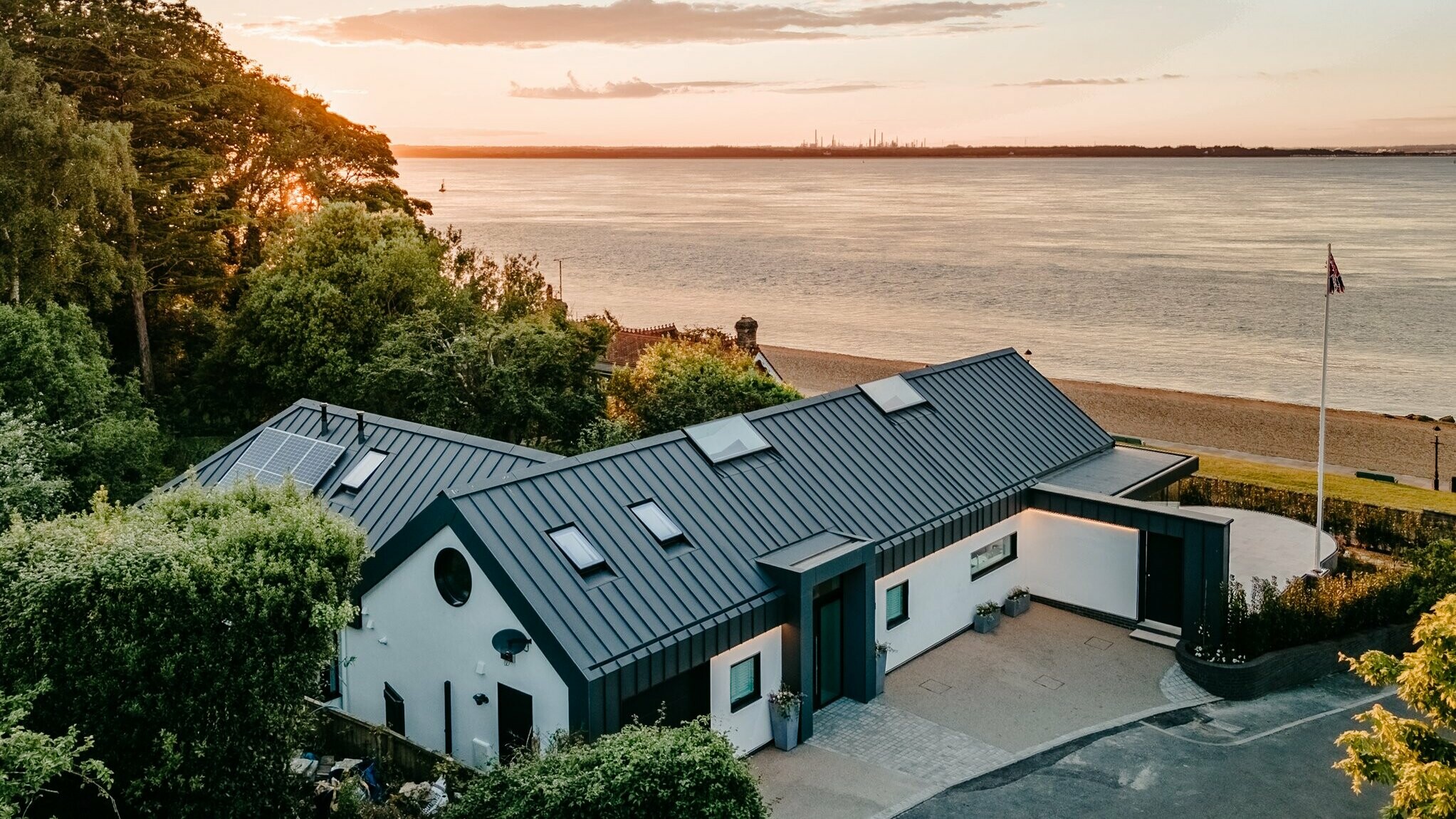 Bungalow on Isle of Wight from birds eye view to the sea, roofed with PREFA PREFALZ in P.10 dark grey.