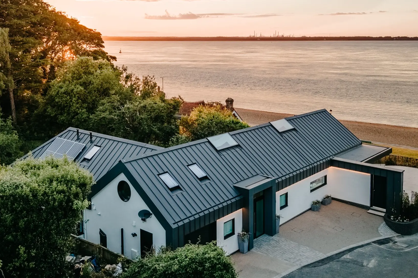 Bungalow on Isle of Wight from birds eye view to the sea, roofed with PREFA PREFALZ in P.10 dark grey.