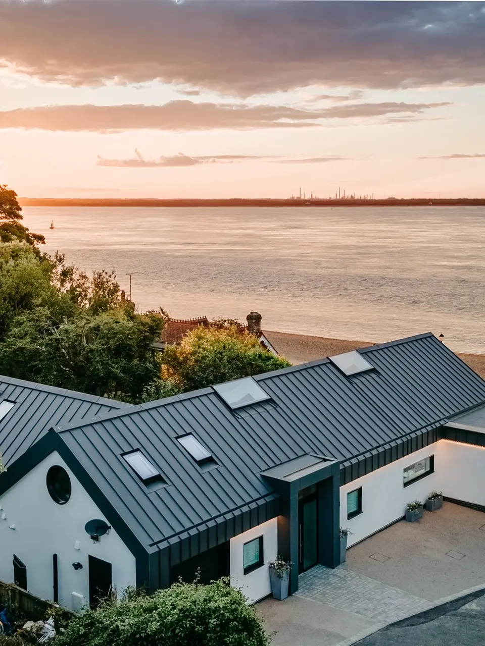 Bungalow on Isle of Wight from birds eye view to the sea, roofed with PREFA PREFALZ in P.10 dark grey.