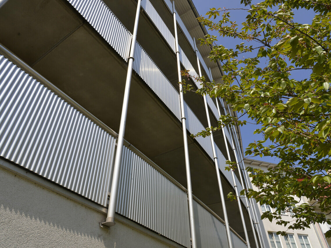 Balcony cladding with the PREFA ripple profile in the colour plain aluminium