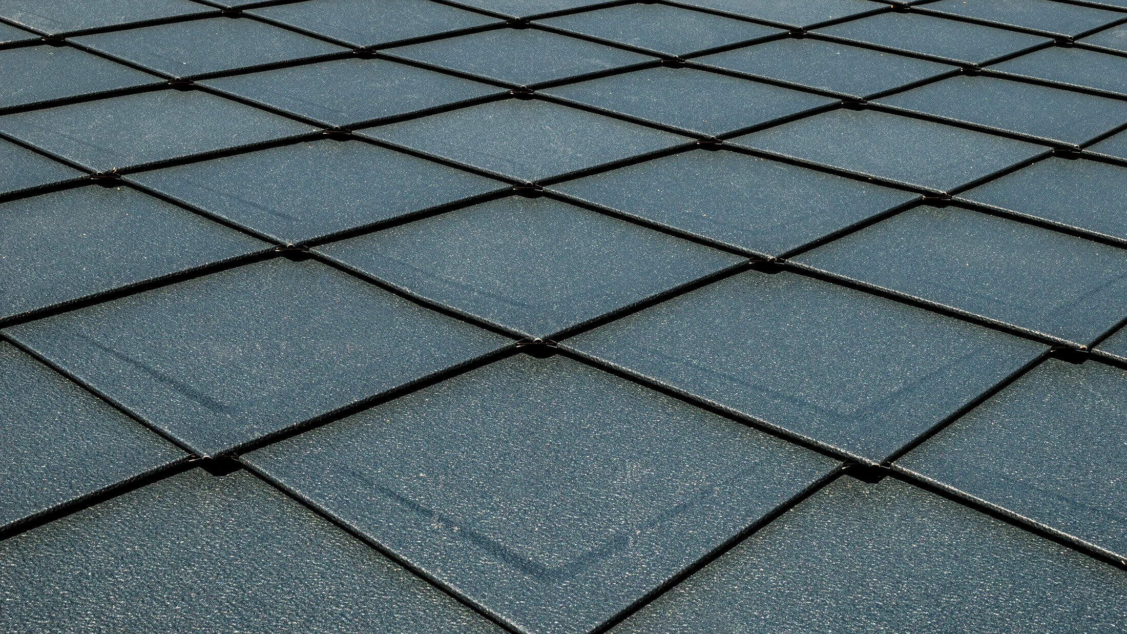 PREFA rhomboid roof tiles 29 × 29 in P.10 anthracite with beading installed as a surface, roof with scaly appearance