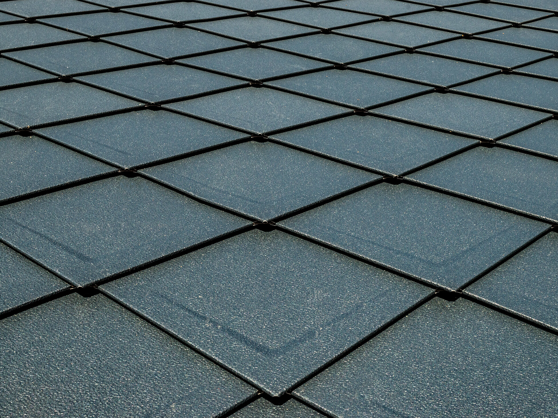 PREFA rhomboid roof tiles 29 × 29 in P.10 anthracite with beading installed as a surface, roof with scaly appearance